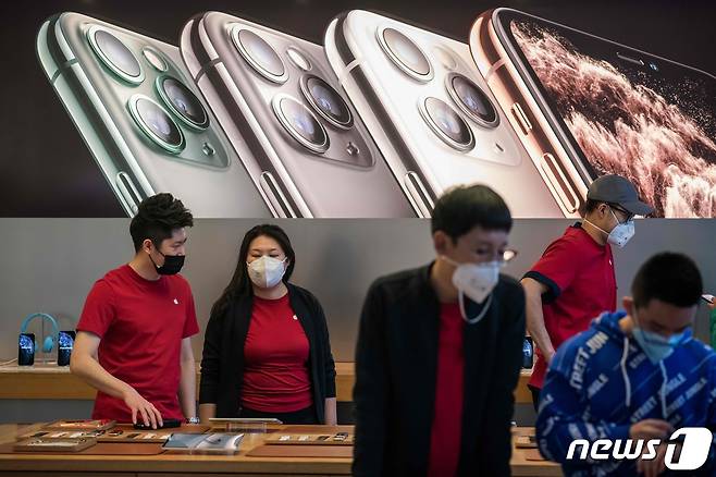 중국 베이징의 애플 매장에 손님과 스태프들이 마스크를 쓰고 있다. <자료사진> © AFP=뉴스1