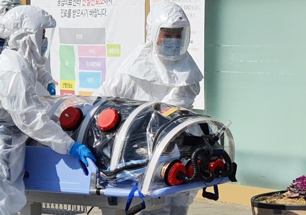 19일 오후 대구시 중구 경북대학교 병원에 긴급 이송된 코로나19 의심 환자가 도착하고 있다. /연합뉴스