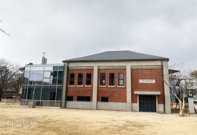 조치원 조천 제방 부근의 옛 정수장 건물.