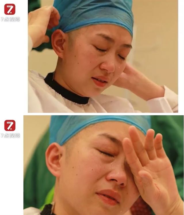 중국 간쑤성의 한 간호사가 삭발을 하며 눈물을 흘리고 있다. 위챗 캡처