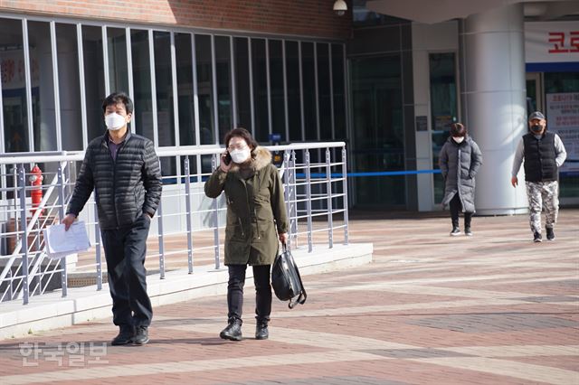신종코로나바이러스 감염증 확진자가 발생한 대구 달서구 신당동 계명대 동산병원을 방문한 시민들이 마스크를 쓴채 지나가고 있다. 김재현 기자
