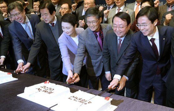 지난 1월 7일 시민사회단체 관계자들과 내빈들이 서울 중구 한국프레스센터에서 열린 2020 시민사회 신년회에 참석해 케이크 커팅을 하고 있다. 김무성(왼쪽 두번째), 이언주(왼쪽 세번째) 의원도 나란히 섰다. [뉴시스]