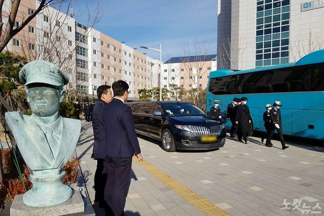 19일 부산 영도구 한국해양대에서 실습생 정모씨 운구 행렬이 학교장을 마친 뒤 떠나고 있다. (사진=박진홍 기자)
