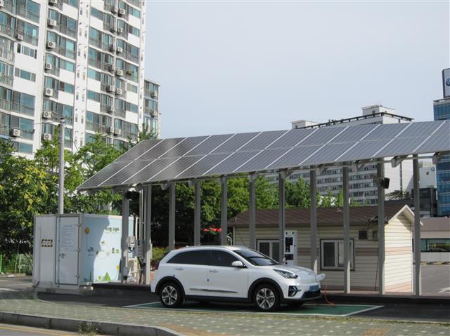 용답제2주차장 태양광 전기차 충전소인 ‘성동 솔라스테이션’.성동구 제공