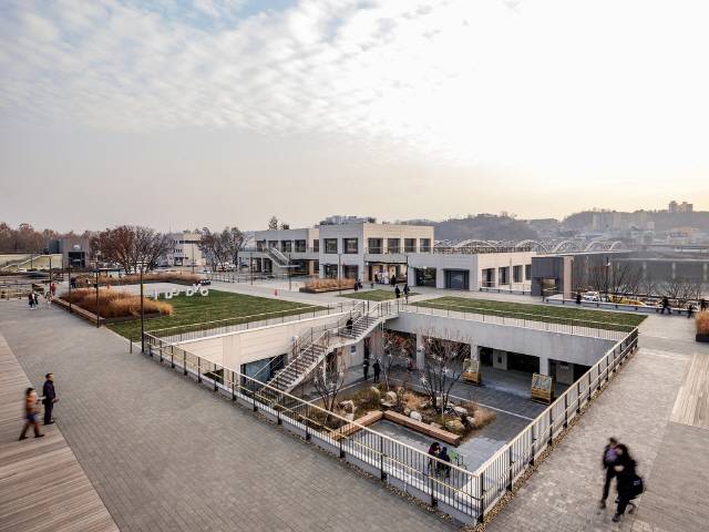 너비 5m, 깊이 10m의 유닛으로 주요 프로그램들이 내외부를 오가며 그리드 체계에 위치한다. /사진제공=MMK+건축사사무소·이현준 사진작가