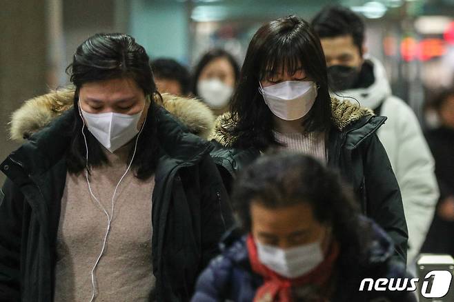 20일 오전 서울 성동구 왕십리역에서 마스크를 착용한 시민들이 출근길 발걸음을 재촉하고 있다. © News1 성동훈 기자