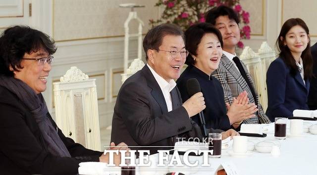 문재인 대통령이 20일 청와대 본관에서 열린 아카데미 영화상 4관왕에 빛나는 ‘기생충' 봉준호 감독을 비롯한 제작진 및 출연진 격려 오찬에 참석해 발언하며 웃고 있다. /뉴시스