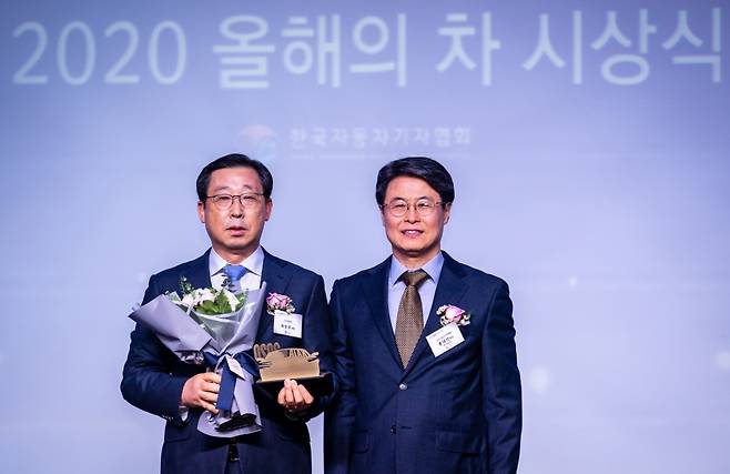 한국자동차기자협회 선정 '2020 올해의 차' 대상을 수상한 기아자동차 K5. (사진 왼쪽부터) 박한우 기아차 사장, 홍대선 한국자동차기자협회 회장. /사진제공=한국자동차기자협회