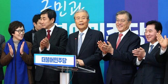 2016년 1월 15일 김종인(가운데) 당시 더불어민주당 공동선거대책위원장이 서울 여의도 국회 당대표실에서 기자간담회를 하고 있다. [전영한 동아일보 기자]