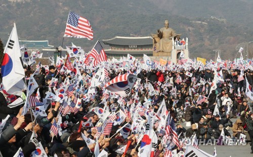 지난해 12월 태극기와 성조기 흔드는 범투본 집회 참가자들 [연합뉴스 자료사진]
