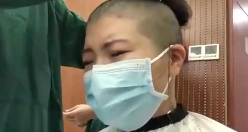 삭발을 하며 눈물을 흘리는 중국 우한의 간호사 SCMP 캡처