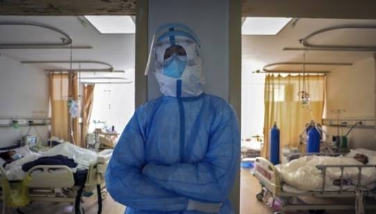 중국 후베이성 우한의 한 병원에서 16일 한 의료인이 신종 코로나바이러스(코로나19) 감염증 환자들을 돌보던 중 벽에 기대 선 채로 쪽잠을 자고 있다. 우한AP/연합뉴스 제공