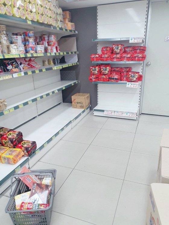 21일 대구 북구 매호동 한 수퍼마켓의 빵과 라면 코너가 휑한 모습을 보이고 있다. [사진 독자]