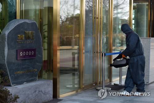 확진자 나온 제주 호텔 '임시휴관' (서귀포=연합뉴스) 백나용 기자 = 22일 제주에서 두 번째로 20대 여성 A씨가 코로나19 확진 판정을 받았다. A씨가 근무했던 서귀포시 위(WE)호텔에 방역이 실시되고 있다. dragon.me@yna.co.kr