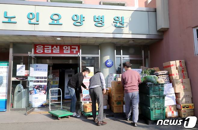 (서울=뉴스1) 음상준 기자,이영성 기자,서영빈 기자 = 신종 코로나바이러스 감염증(코로나19) 중앙방역대책본부는 청도대남병원 입원환자였던 59세 남성환자가 숨졌다고 23일 밝혔다. 이로써 코로나19 국내 사망자 수는 6명으로 늘었다. /뉴스1 © News1 정우용 기자