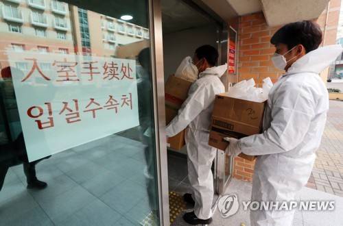 격리 중국 유학생들에게 도시락 배달 (광주=연합뉴스) 박철홍 기자 = 11일 오전 광주 북구 전남대학교 생활관(기숙사)에서 신종 코로나바이러스 감염증 확산을 방지하기 위해 기숙사 내에 격리 중인 중국 유학생들에게 도시락을 전달하기 위해 직원들이 방역복을 입고 내부로 들어가고 있다. 2020.2.11 pch80@yna.co.kr