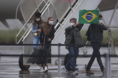 우한에서 철수한 브라질인들 코로나19 발원지인 우한에서 철수한 브라질인들이 지난 9일(현지시간) 브라질에 도착하고 있다. [브라질 뉴스포털 UOL]