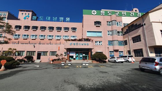 23일 경북 청도군 화양읍 청도대남병원의 출입이 전면통제됐다. 윤상언 기자
