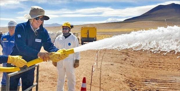 최정우 포스코 회장(왼쪽)이 아르헨티나 리튬 탐사현장에서 지하 염수를 뽑아올리고 있다. /한경DB