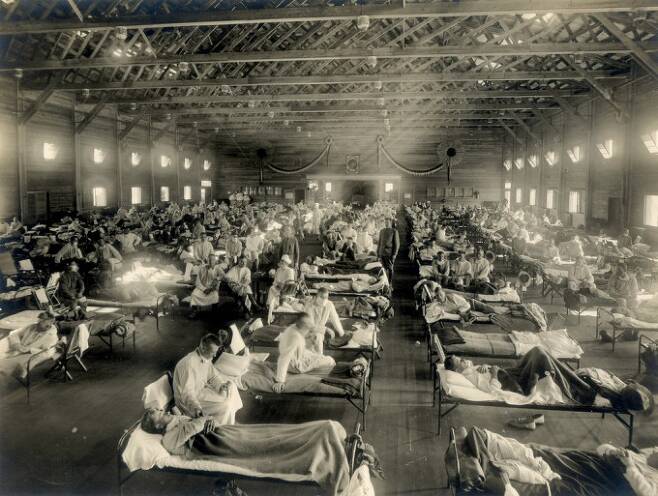 1918 인플루엔자 대유행(일명 스페인독감) 때 병원 응급실의 모습이다. 스페인독감은 5000만~1억 명의 희생자를 낳은 최악의 감염병이다. 최근 국내 연구팀이 이 바이러스의 강한 독성이 어떻게 발생했는지 처음 밝혔다. 사진제공 위키미디어