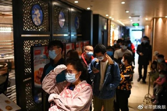 중국 광저우의 식당 타오타오쥐에 손님들이 몰려들어 장사진을 이룬 모습. [중국 양성만보망 캡처]