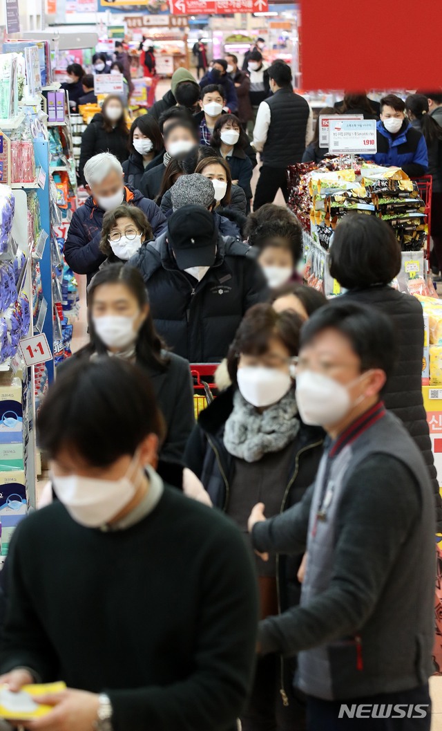 [서울=뉴시스]김선웅 기자 = 신종 코로나 바이러스 감염증(코로나19) 확산되는 가운데 25일 서울 시내의 한 대형마트에서 시민들이 입고된 마스크를 구매하기 위해 줄을 서고 있다. 20.02.25. mangusta@newsis.com