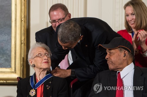 2015년 버락 오바마 당시 미국 대통령으로부터 '자유의 메달'을 받은 캐서린 존슨 [AFP=연합뉴스]