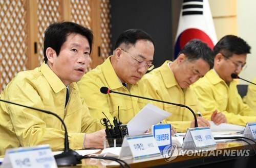 코로나19 대응 당정청 발언하는 이인영 (서울=연합뉴스) 진성철 기자 = 더불어민주당 이인영 원내대표가 25일 서울 여의도 더불어민주당사에서 열린 신종코로나바이러스 감염증(코로나19) 대응 고위당정협의회에서 발언하고 있다. zjin@yna.co.kr