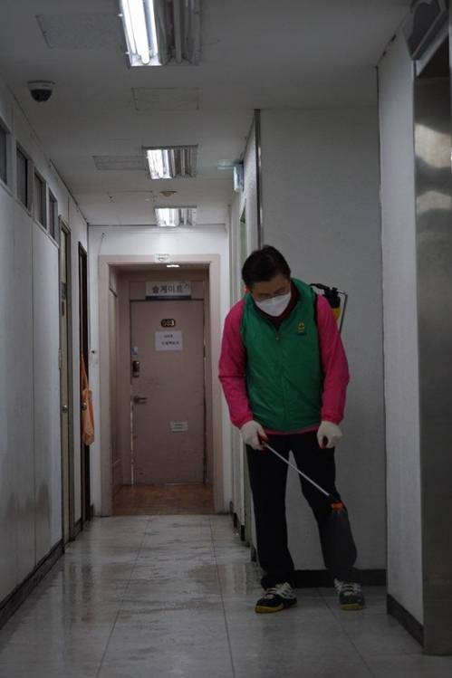 방역활동 나선 황교안 대표 황 대표 페이스북 캡처