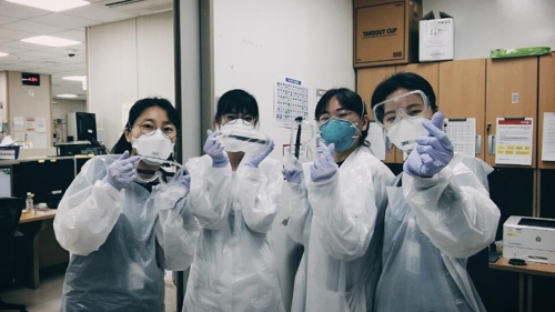 고글을 받아 기쁘다며 손가락으로 하트 표시하는 경북대병원 의사들 [독자 제공. 재판매 및 DB 금지]