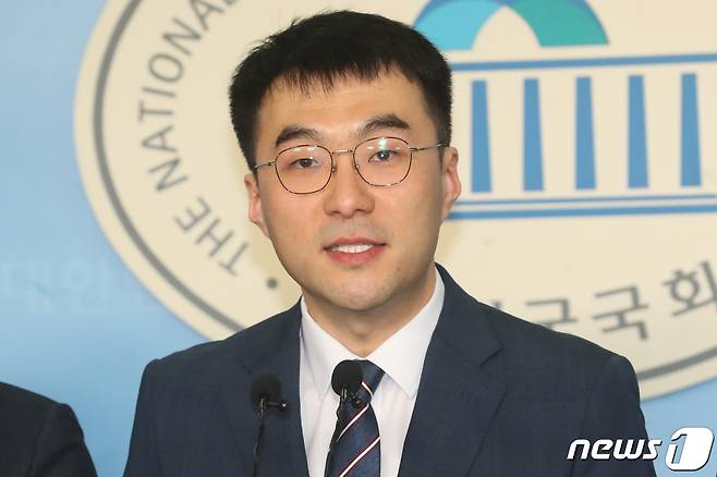 김남국 변호사가 7일 오전 서울 여의도 국회 정론관에서 더불어민주당 입당 기자회견을 갖고 소감을 밝히고 있다. 이날 입당식을 갖은 김 변호사는 조국 전 법무부 장관 지지자들이 이른바 '조국 사태' 당시 검찰·언론의 모습을 기록하겠다며 추진 중인 '조국 백서'의 필자로 참여하고 있다. 2020.2.7/뉴스1 © News1 임세영 기자