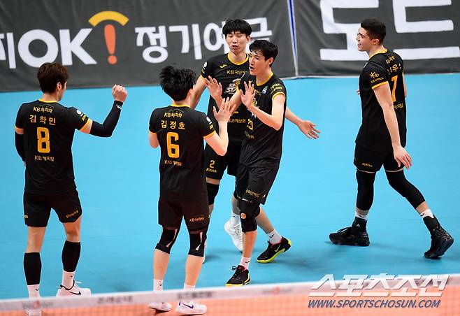 2019-2020 프로배구 남자부 OK저축은행과 KB손해보험의 경기가 26일 안산상록수체육관에서 열렸다. KB 선수들이 공격을 성공하며 기쁨을 나누고 있다. 안산=허상욱 기자 wook@sportschosun.com/2020.02.26/