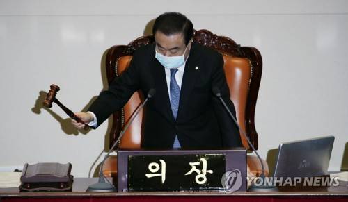 의사봉 두드리는 문희상 국회의장 (서울=연합뉴스) 김인철 기자 = 문희상 국회의장이 26일 국회 본회의장에서 열린 본회의에서 의사봉을 두드리고 있다. 2020.2.26 yatoya@yna.co.kr