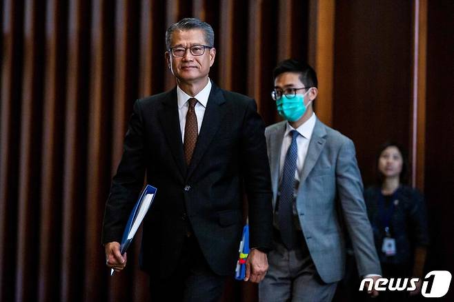 폴 찬 홍콩 재무장관. © AFP=뉴스1