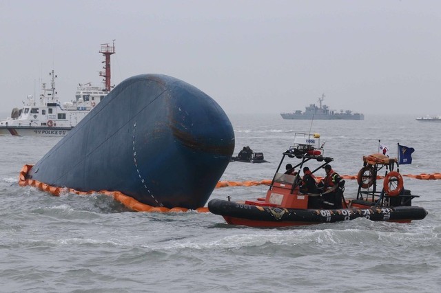 2014년 세월호 사고 당시 해경과 해군이 실종자 구조와 수색작업을 벌이고 있다. 김봉규 선임기자 bong9@hani.co.kr