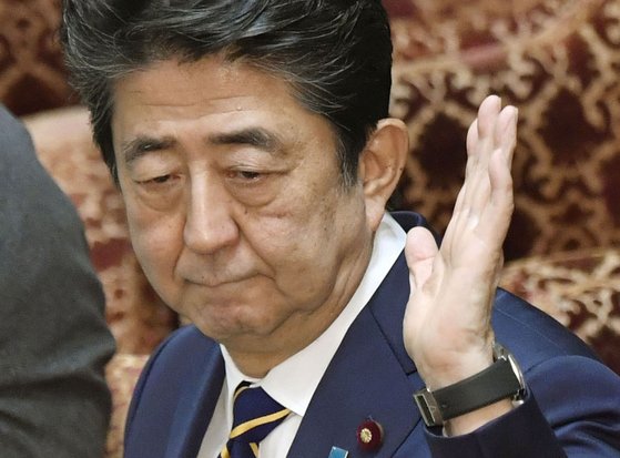 아베 신조 일본 총리가 26일 일본 중의원에 출석해 의원들의 질문에 답하고 있다. 아베 총리는 이날 야당의원들로부터