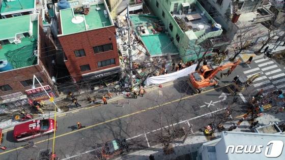 지난 21일 부산 연제구 한 단독주택 철거 공사 현장에서 붕괴사고가 발생해 작업자 5명이 매몰됐다./사진제공=뉴스1