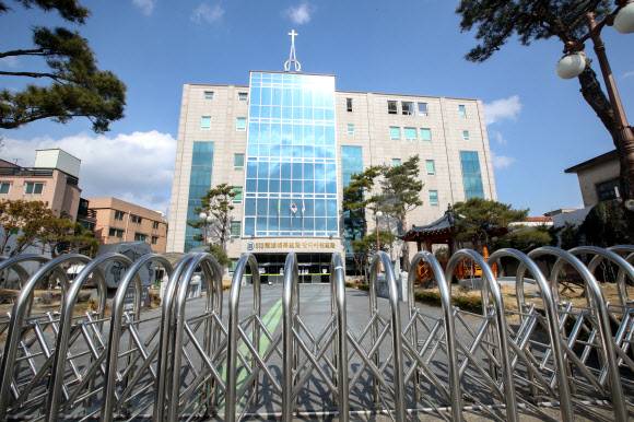 26일 오후 대전시 서구 용문동 신천지교회가 외부인 출입을 막기 위해 출입문을 닫아 걸고 있다. 신천지교회가 코로나19 확산 진원지로 지목되면서 신천지에서 운영하는 시설들은 폐쇄되고 있다.대전 연합뉴스 26일 오후 대전시 서구 용문동 신천지교회가 외부인 출입을 막기 위해 출입문을 닫아 걸고 있다. 신천지교회가 코로나19 확산 진원지로 지목되면서 신천지에서 운영하는 시설들은 폐쇄되고 있다.대전 연합뉴스