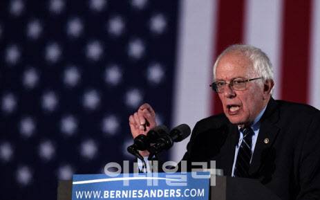 민주당 대선 경선 초반 선두로 치고 나온 버니 샌더스 상원의원. 사진=AFP