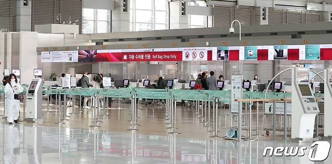 지난 23일 이후 자진 출국을 원하는 외국인 불법체류자 수는 3배 이상 급증했다. 공교롭게도 국내 코로나19 위기경보가 심각 단계로 격상된 시가와 맞물린다. 사진은 인천국제공항.2020.2.29/뉴스1 © News1 김진환 기자