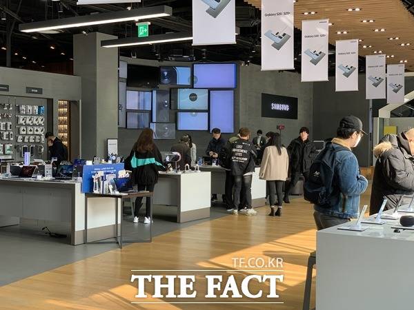 삼성전자의 갤럭시S20 시리즈의 첫날 개통량이 갤럭시S10 시리즈 대비 적은 것으로 집계됐다. 코로나19 등의 여파로 판단된다. /최수진 기자