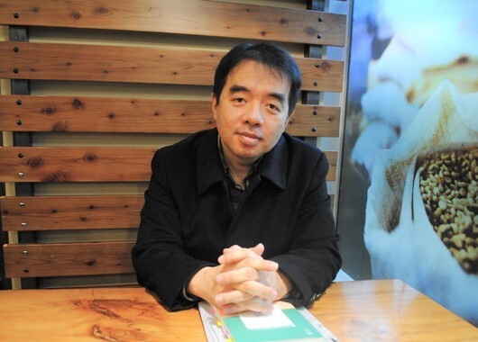 지난 7일 서울의 한 카페에서 <고전 읽는 가족>의 저자 전병국씨가 ‘삼중 독서법’에 대해 설명하고 있다. 김지윤 기자