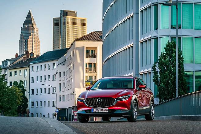 마쯔다가 유럽 시장을 공략하는 'CX-30'을 공개했다.