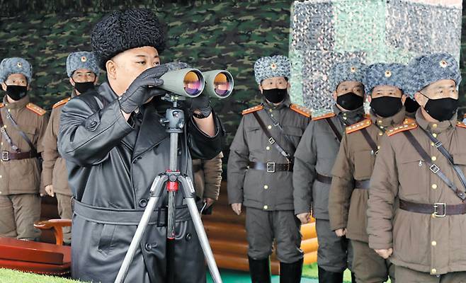김정은 빼고 전원이 마스크 - 김정은 북한 국무위원장이 지난달 28일 강원도 원산 인근에서 '합동타격훈련'을 참관하고 있다. /노동신문·뉴스1