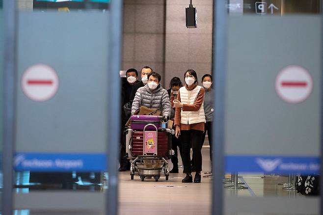 ⓒ시사IN 이명익1월28일 인천국제공항에 도착한 외국인 관광객들이 마스크를 쓰고 입국장을 빠져 나오고 있다.