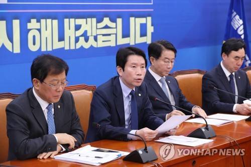 발언하는 민주당 이인영 원내대표 (서울=연합뉴스) 안정원 기자 = 더불어민주당 이인영 원내대표가 3일 오전 서울 여의도 국회에서 열린 원내대책회의-상임위간사단 연석회의에서 발언하고 있다. jeong@yna.co.kr