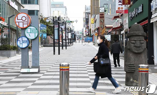 무사증 입국제도 중단 이후 제주를 찾는 중국인 관광객의 발길이 끊겼다. 제주시 연동 누웨마루 거리가 텅 비어 있다. /© News1