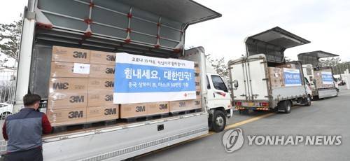 중국 상하이·사오싱 대구에 마스크 등 지원 (대구=연합뉴스) 김현태 기자 = 3일 오후 대구시 수성구 노변동 대구스타디움에 중국 상하이·사오싱에서 지원한 마스크 등 물품이 도착하고 있다. 2020.3.3 mtkht@yna.co.kr