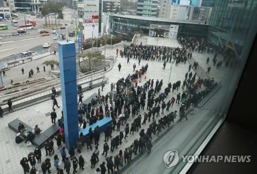 서울역 마스크 구입 행렬 장사진 (서울=연합뉴스) 임헌정 기자 = 3일 마스크 공적 판매처인 서울역에서 시민들이 마스크를 사기 위해 길게 줄지어 서 있다. 2020.3.3 kane@yna.co.kr