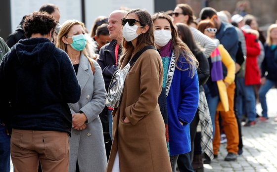 마스크를 쓴 사람들이 지난달 25일 이탈리아 로마의 콜로세움으로 들어가기 위해 줄을 서 있다. [로이터=연합뉴스]